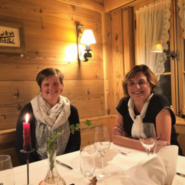«Bären» Gsteig: mehr Betrieb mit mehr Personal - Konzentrieren sich voll und ganz auf ihre Gäste: die Geschäftsführerinnen Franziska Walker-Räss (links) und Manuela Thoenen ­Bettler. 