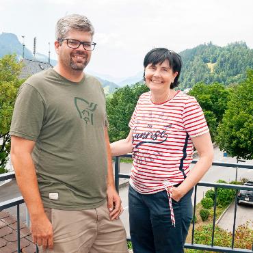 Gemeinde Saanen: drei Projekte mit rund 130 bezahlbaren Wohnungen - Sie versprechen, die Anliegen der Bevölkerung bezüglich der verabschiedeten Wohnbaustrategie der Gemeinde Saanen ernst zu nehmen: Die Gemeinderäte Martin Hefti und Petra Schläppi. FOTO: KEREM MAURER