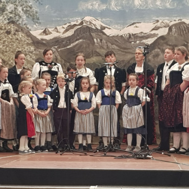 Forty:love für die Jodlerinnen, Jodler und das Quartett «Waschächt» - Kinderchörli Saanenland, Leitung Barbara Kohli.