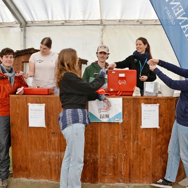 Mini-Gstaad: «Die Kinder haben das System wirklich verstanden!» - Ein paar Misa (die Spielwährung aus dem Kinderdorf) gefällig aus dem Banktresor? – Das Team hat mindestens genauso viel Spass am Mini-Gstaad wie die teilnehmenden Kinder. (Von links:) Joel Schönenberger, Emily Ross, Mirta Grundisch, Maurus Donker, Lara Pichler und Stefanie Oehrli. FOTO: ZVG