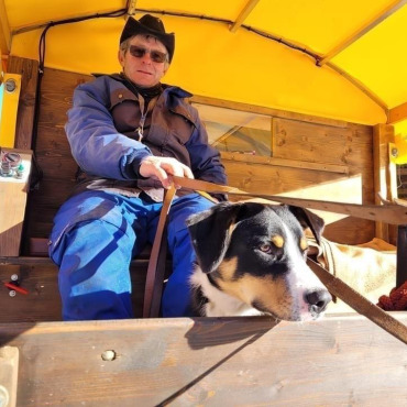 Klappernde Hufe und bimmelnde Glöckchen - Kutscher Johann von Grünigen bei seiner liebsten Nebenbeschäftigung: dem Pferdeschlittenfahren in Gstaad. (Foto: zvg)