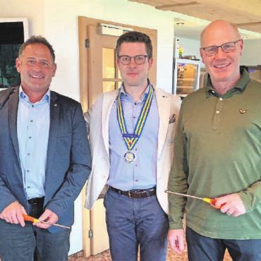 Amtsübergabe des Rotary-Präsidenten - V.l. Johnny von Grünigen (Vize), Philipp Reber (Präsident) und Louis Lanz (Programm). FOTOS: ROTARY CLUB