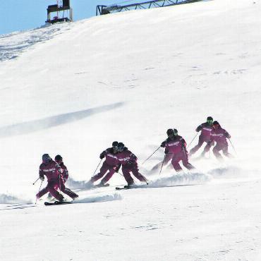 Björn Brand ist Schweizer «Schneesportkönig» - Zum ersten Mal dabei: Demoteam Nummer fünf aus dem Saanenland: Die «Schattewürmleni Schönried».