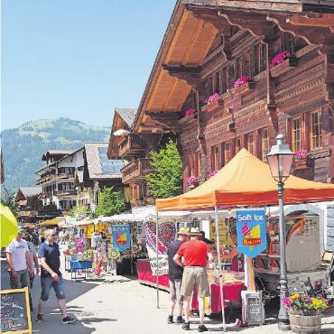 Ländlerfest Gstaad oder «Musik ist ein gelebtes Gefühl» - Die Promenade glich einer Marktgasse. Besonders am Softeis-Stand bildete sich mit steigenden Temperaturen immer mehr Gedränge. FOTOS: EUGEN DORNBIERER-HAUSWIRTH