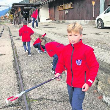 Gemeinsamer Einsatz für die Natur - Die Kinder suchten bis in die hintersten Spalten. FOTOS: ZVG