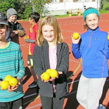 Sportliche Saaner Schüler:innen am alljährlichen Sporttag - Sportbälle in der Hand und es kann losgehen!