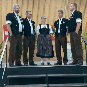 Prachtswetter und Prachtsnoten am kantonalen Jodlerfest - Die «Horeflue Jutzer» kurz vor ihrem Auftritt in Ins. (Foto: zVg)