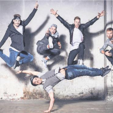 Wenn Mozart auf dem Kopf steht - Die «Dance Destruction Crew» stellt Mozart buchstäblich auf den Kopf. FOTO: FLOWNMARY.DE