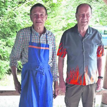 75 Jahre Saanerverein Bern - Die Grilleure Peter Flückiger und Hans Wiedmer.