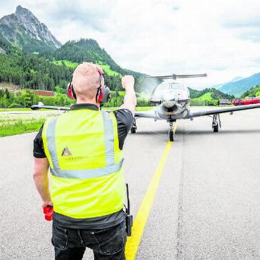 «Was ich am Gstaad Airport mache, das mache ich mit grösstem Herzblut.» - Auch das Einweisen von Flugzeugen bis zu ihrem Standplatz, das Marshallen, gehört zu den Aufgaben eines FBO.