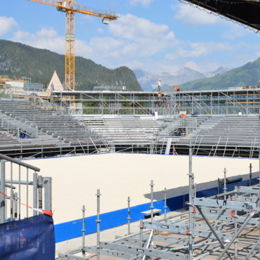 Volle Spieltage und ein Finalsonntag am Swatch Beach Pro Gstaad - Der Sand ist bereits seit einer Woche da. Heute sind die Herren vom Zivilschutz noch damit beschäftigt, die Tribünen sicher und sämtliche Aufbauten termingerecht zu montieren. Doch schon in drei Wochen werden die Ränge, die 4000 Menschen Platz bieten, von jubelndem und tanzendem Publikum besetzt sein.   (Fotos: Jenny Sterchi)