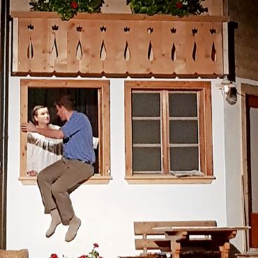 Klangvoller Jodelgesang und brillant gespieltes Theater des Jodlerklubs Gsteig - Der junge Viehdoktor Dr. Schlatter (Dominic Perreten) «z Chilt» bei Leni (Marina Perreten).