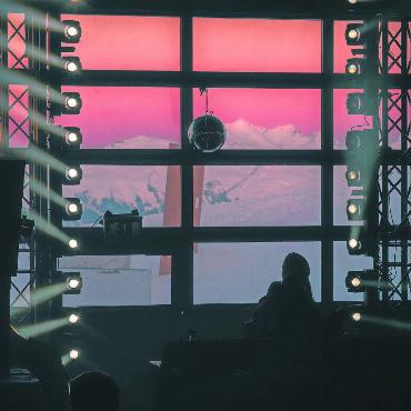 Pistenmaschinengarage in Technotempel umgewandelt - Malerischer Sonnenuntergang.