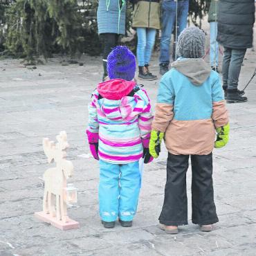 Der Samichlous zu Besuch im Saanenland - Zwei Kinder warten bei «ihrem» Elch auf den Samichlous, in der Hand eine Zeichnung für ihn.