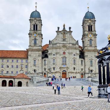 Abwechslungsreiche Seniorenferien mit vielen Ausflügen - Ausflug nach Einsiedeln… FOTOS: MARIANNE KELLENBERGER