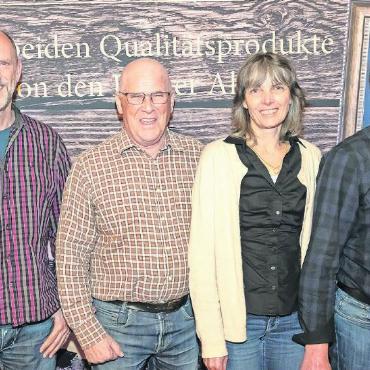 Alpkäser und -käserinnen aus dem Saanenland geehrt - Gery und Peter Ryter sowie Ursula und Alfred Haldi Rieben (von links).