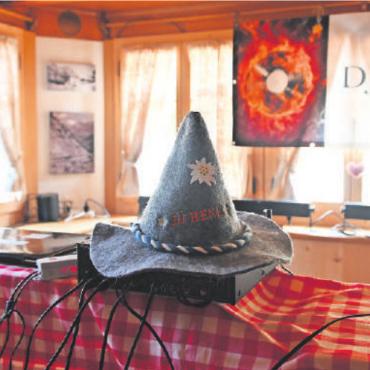 Ein Sommerfest zum «Bären»-Geburtstag - Was die Gäste am Abend im Bären Gsteig erwartete, verriet zum einen die bereits installierte Musiktechnik sowie der Hut: Disco und Party mit DJ Hene.