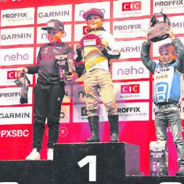 Rasant und schlammig: So war der Proffix Swiss Bike Cup 2022 - Bei den Knaben entschied Elia Wisler in dieser Saison die Gesamtwertung für sich vor dem Club kollegen Maximilian Lang auf Rang 3 und Jules Lambert auf Rang 2.