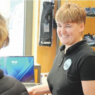 Orthopädische Beratung in Gstaad: damit jeder Schritt leichter fällt - Orthopädietechnikerin Lea Müller von der Aare Orthopädie AG berät im Schuhhaus Romang Gstaad.