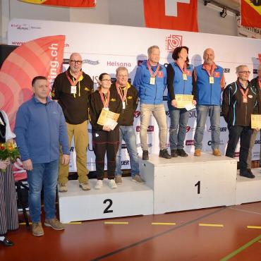 Sportschützen Gstaad-Saanen sind Schweizermeister - Die Gruppe der Sportschützen Gstaad-Saanen zuoberst auf dem Podest an der nationalen Meisterschaft in Bern. FOTO: SSV