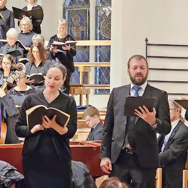Festliche «Messias»-Aufführung - Die Solistinnen und Solisten der «Messias»-Aufführung am 7. Dezember in der reformierten Kirche Zweisimmen: v.l. Beatrice Ruchti (Sopran), Alexandra Busch (Alt), Nino Aurelio Gmünder (Tenor) und Stefan Vock (Bass).