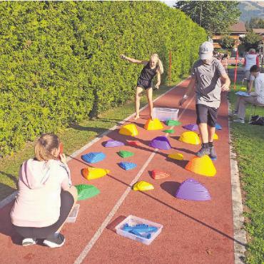 Wetterglück am Sporttag - Geschicklichkeit war gefragt.