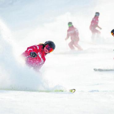 Björn Brand ist Schweizer «Schneesportkönig» - Viel Dynamik und beinahe perfekte Pistenverhältnisse prägten die Meisterschaften im Formationsfahren. Beides ist hier erkennbar durch das Schneegestöber der «Schattewürmleni Schönried».