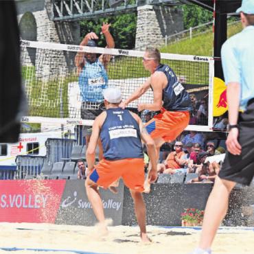 Das Swatch Beach Pro Gstaad - ein Beachvolleyballfest - Während die Spieler häufig den Kontakt zum Sand verlieren, stehen die Linienrichter sicher an der Linie und die Ballkinder fest auf ihrer Position.