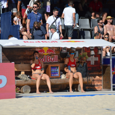 Finalrunden ohne Schweizer Beachvolleyballteams - Enttäuschung bei Nina Brunner und Tanja Hüberli nach der Niederlage gegen die Amerikanerinnen. "Nächstes Jahr versuchen wir