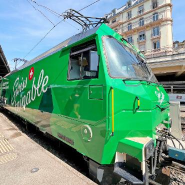 Die MOB ist nun «swisstainable» unterwegs - Zur Feier der neuen Nachhaltigkeit wurde am vergangenen Freitag am Bahnhof Montreux eine vollständig in den Farben von Swisstainable gehaltene MOB-Lokomotive eingeweiht. Diese brachte die anwesenden Gäste sodann an Bord des GoldenPass-Express-Zuges nach Zweisimmen. FOTO: ZVG