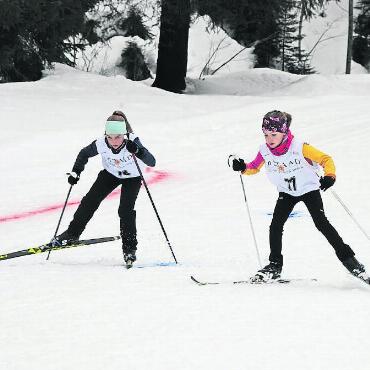 Jugendrennen Gstaad 2024: Sonnenschein, Spass und (ein bisschen zu wenig) Schnee! - Spannende Überholmanöver waren auf der Loipe keine Seltenheit.
