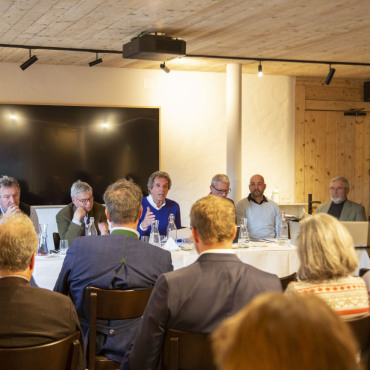 Wasserngrat-Aktionäre sprechen über die Zukunft - Der Verwaltungsrat mit Präsident Philippe Gudin (Mitte, blauer Pullover) an der vergangenen Generalversammlung der Wasserngrat 2000 AG im Gstaaderhof. (Fotos: AvS)