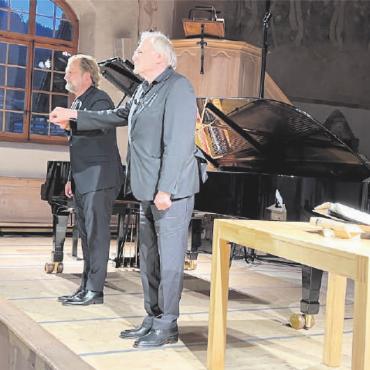 Wagner begegnet Beethoven - Der Pianist Sebastian Knauer (links) und der bekannte Schauspieler Karl Maria Brandauer nach ihrem gemeinsam erschaffenen Meisterwerk aus Lesung und Musik. FOTO: KLAUS BURKHALTER
