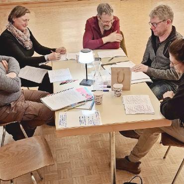Freilichttheater: Die Proben haben begonnen - Leseprobe – jetzt noch mit dem Drehbuch als Stütze, bei den Proben auf Platz muss der Text sitzen.