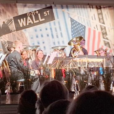 Herbstkonzert der BBHS unter amerikanischer Flagge - Während Solist Louis Schürmann spielt, überlässt Dirigent Michael Bach, stehend links, den Musiker:innen die Bühne ganz.