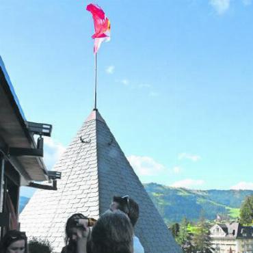 Charmant: The Mansard Gstaad - Der Blick von der Sonnenterrasse begeisterte ebenso wie die Turmsuite namens «one & only», die sich unter dem spitzen Turmdach befindet.