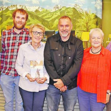 Keine Gratwanderung, sondern ein gelungener Balanceakt - Es war für die Familien eine bewegende Vernissage. Christine Oehrli (Dritte von links) mit ihren Söhnen Kenny, Kilian und René (von links). Ganz rechts Armin Oehrli und seine Ehefrau Elisabeth.