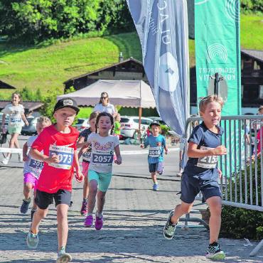 115 junge Athlet:innen am diesjährigen Kidsrun - … und geben Vollgas beim Lauf.