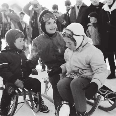 «Frühmorgens gings los auf Promijagd, den ganzen Tag war ich auf der Pirsch» - Jacqueline Kennedy schlittelt mit ihren Kindern Caroline und John. FOTOS: SIEGFRIED KUHN