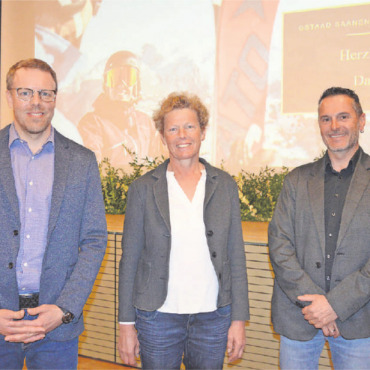 Zustimmung auch jenseits der Traktanden - Präsident Oliver Waser (links) freut sich über die neu gewählten Funktionsträger: Heidi Schopfer wird sich für landwirtschaftliche Gästebelange im Vorstand einsetzen und Tom Schild wird als Vertreter der Gemeinde Gsteig in der GPK einsitzen. FOTO: SONJA WOLF