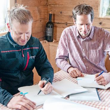 BDG: Vertragsunterzeichnung mit Bartholet und Leitner Schweiz - Jan Brand, Verwaltungsratspräsident der BDG links, und Matthias In-Albon bei der Vertragsunterzeichnung im Restaurant Horneggli. FOTOS: KEREM MAURER