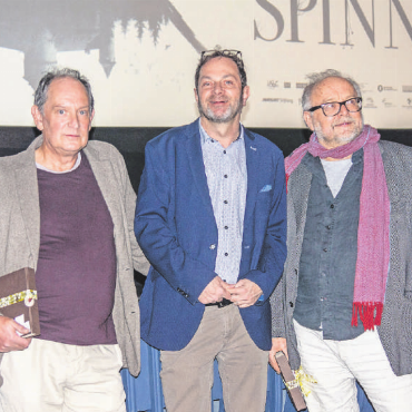 Ob «Die Schwarze Spinne» dem Schweizer Publikum gefällt? - Jörg Beck interviewte Regisseur Markus Fischer und den Gstaader Schauspieler Andreas Matti zum Film «Die Schwarze Spinne». «Wegen Coronamassnahmen musste ich in Ungarn bleiben, obwohl ich gerade eine Drehpause hatte. Die zwei Wochen vertrieb ich mir mit Golfspielen», schmunzelte Andreas Matti. FOTO: BLANCA BURRI