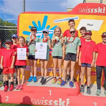 Zwei Finalqualifikationen an der Swiss-Ski Summer Challenge - Alle Teams aus dem Saanenland (mit den grünen T-Shirts das Siegerteam der Kategorie Juniors). FOTOS: ZVG