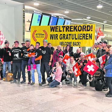 Mit zwei Rädern auf über 6725 Meter über Meer zum Weltrekord - Ein jubelndes Empfangskomitee: Thomas Schranz mit seiner Tochter (Mitte), umgeben von seinem Team, Familie und Freunden. FOTOS: ZVG
