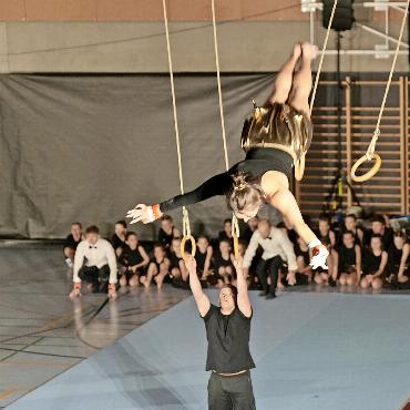 Eine fabeltastische Turnshow - Die Geturiege zeigte ein atemberaubendes Sprung-, Ring- und Bodenprogramm zu "Mary Poppins".