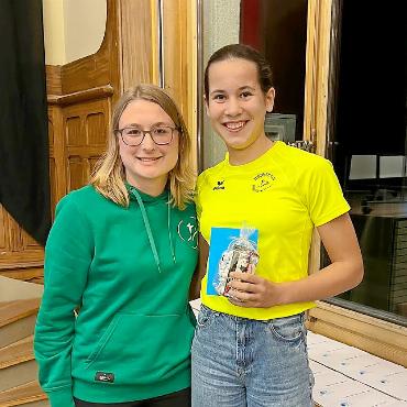 Geehrte, Beschenkte und guter Wein - Vanessa Maurer, Verantwortliche Jugend, ehrte Leonie Steffen (rechts) für ihre Bronzemedaille. FOTOS: ZVG