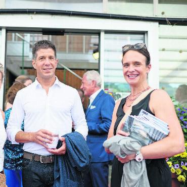 «Kultur ist wichtig für ein erfülltes Leben» - GST-Direktor Flurin Riedi mit der neuen Marketing-Leiterin Menuhin Festival, Larissa Davidson.