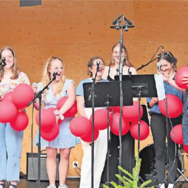 Musik im Pavillon drang auf die Promenade - Die Abschlussklasse verabschiedete sich mit Patent Ochsners «Scharlachrot» und einem kleinen Präsent von ihrem geschätzten Musiklehrer Roland Neuhaus.