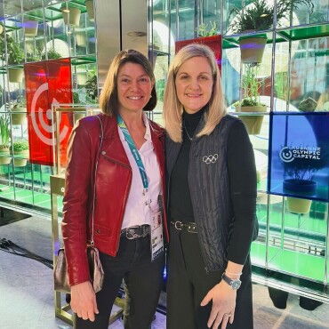 «Olympia ist eine Chance, uns zu beweisen» - Strategische Ausrichtungen werden an Olympia neben dem Sport diskutiert: Kirsty Coventry, Präsidentin des Internationalen Olympischen Komitees (rechts), und Regula Meier im House of Switzerland in Mailand. (Foto: ZVG)