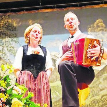 Stimmungsvolle Jodelnacht in Lauenen - Thomas Schürch aus Grossaffoltern begleitete die Lieder, die er zusammen mit seiner Frau Brigitte vortrug, eigenhändig.